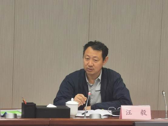 男人坐在桌子前
描述已自动生成